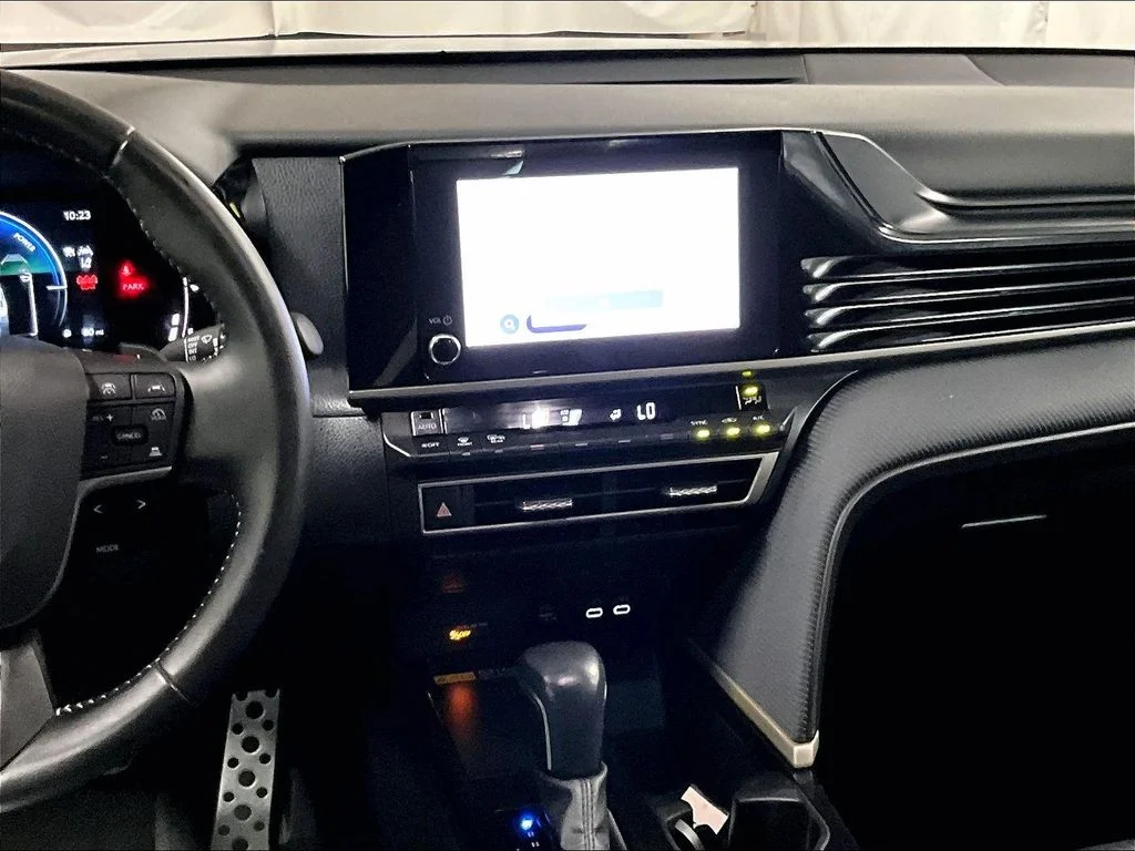 Used 2025  Toyota SE image 17