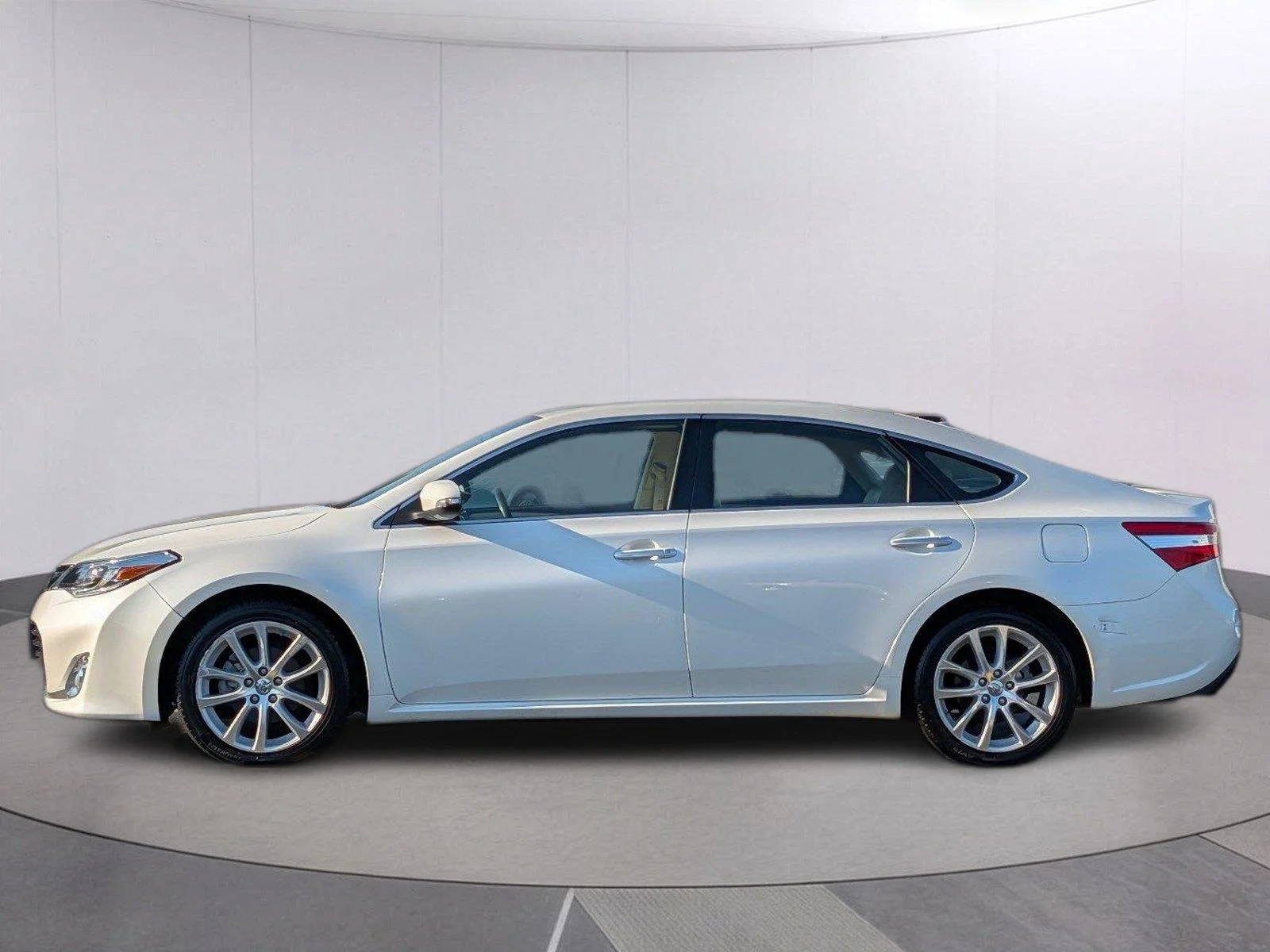 Used 2013 Blizzard Pearl Toyota Limited image 2