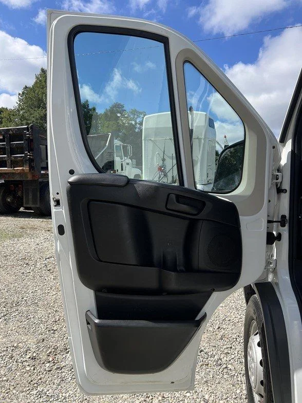 Used 2014 White Ram Base image 9