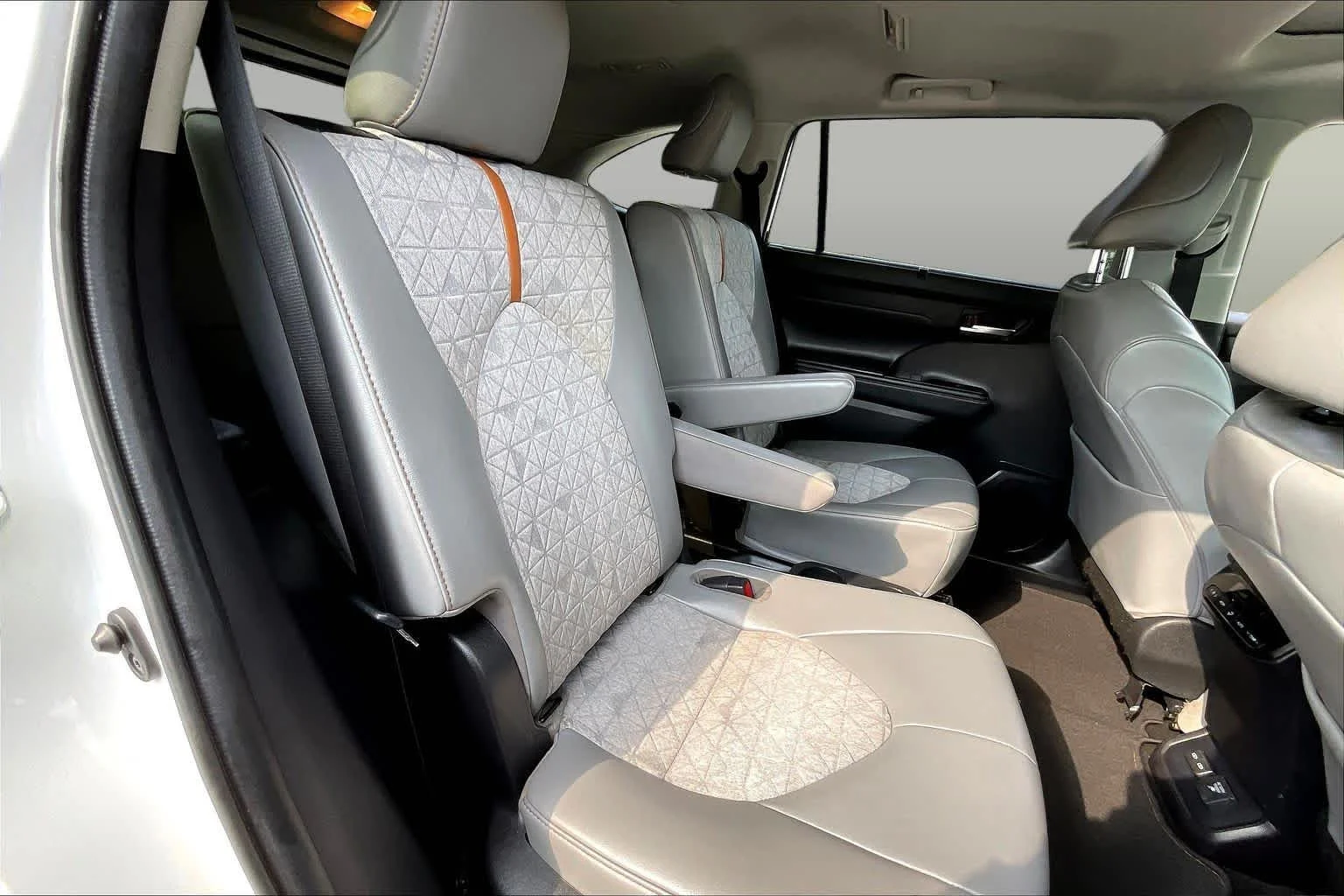 Used 2022 Wind Chill Pearl Toyota Hybrid Bronze Edition image 21