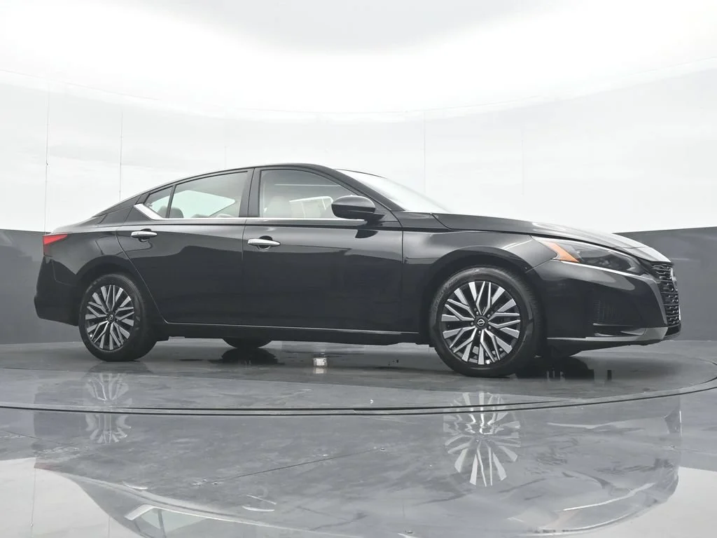 Used 2025 Black Nissan 2.5 SV image 33