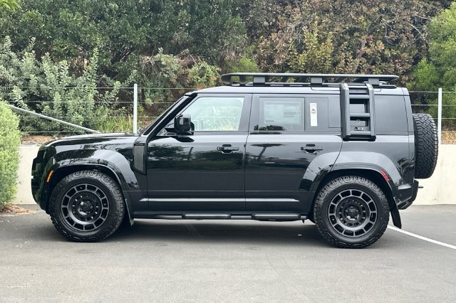 New 2026 Narvik Black Land Rover  image 2