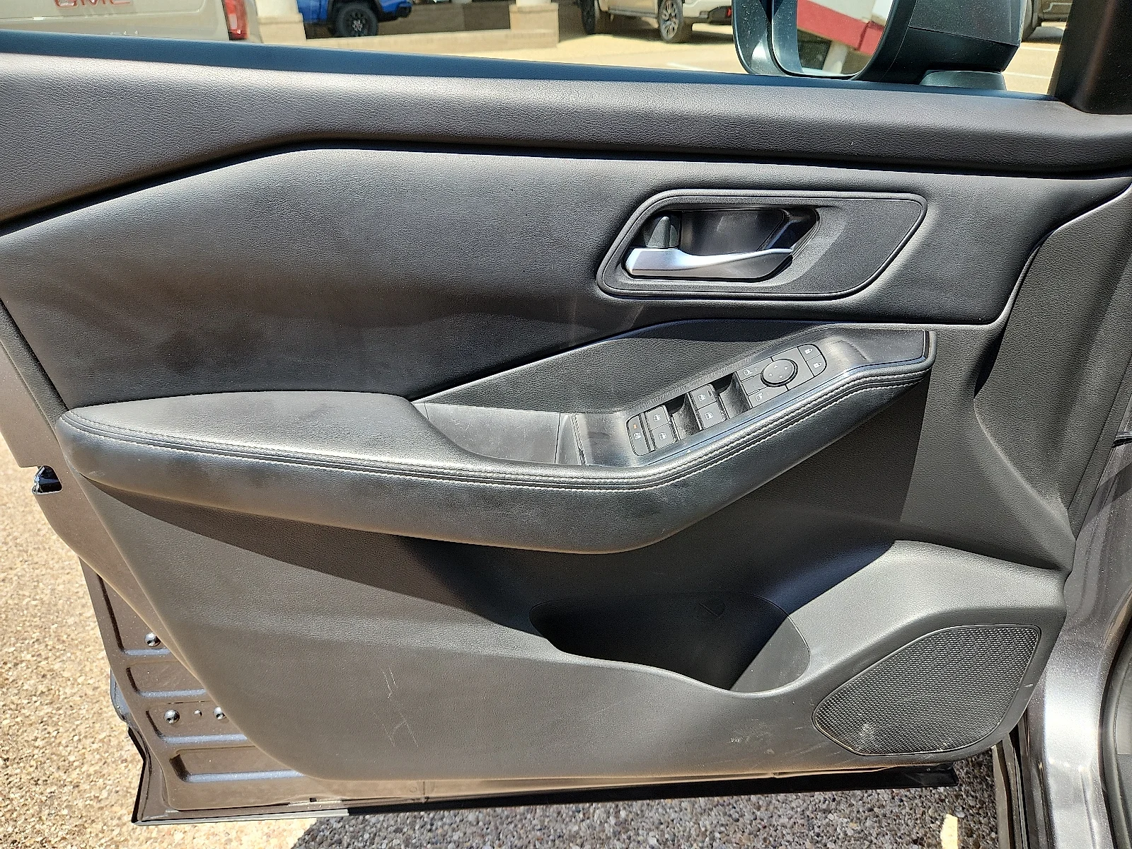 2025 Nissan Rogue SV - Photo 13