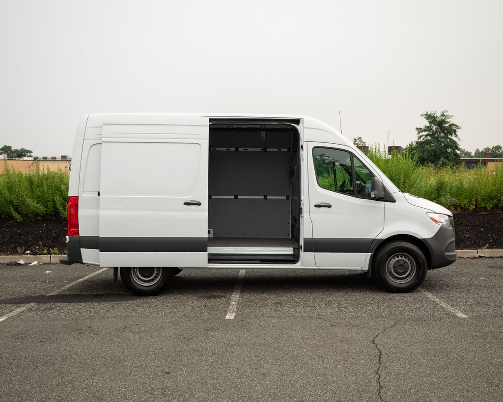 Used 2026  Mercedes-Benz Cargo 144 WB image 3
