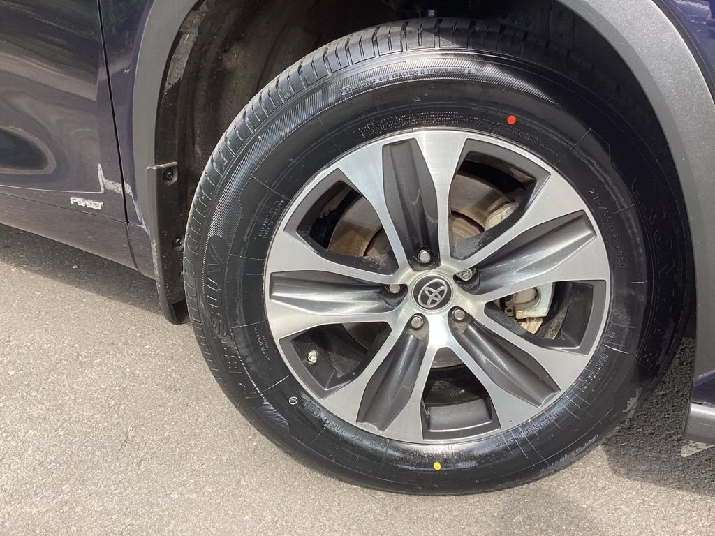 Used 2022  Toyota XLE image 12