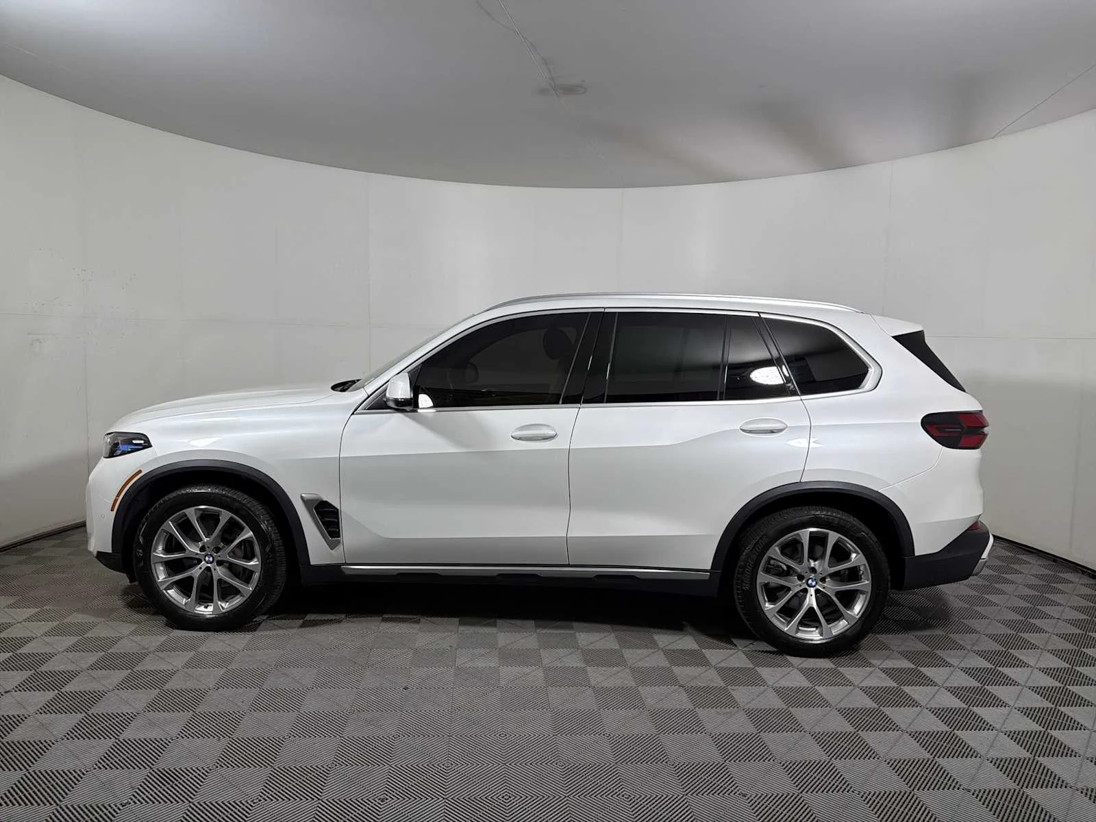 Certified Used 2024 Mineral White Metallic BMW xDrive40i image 4