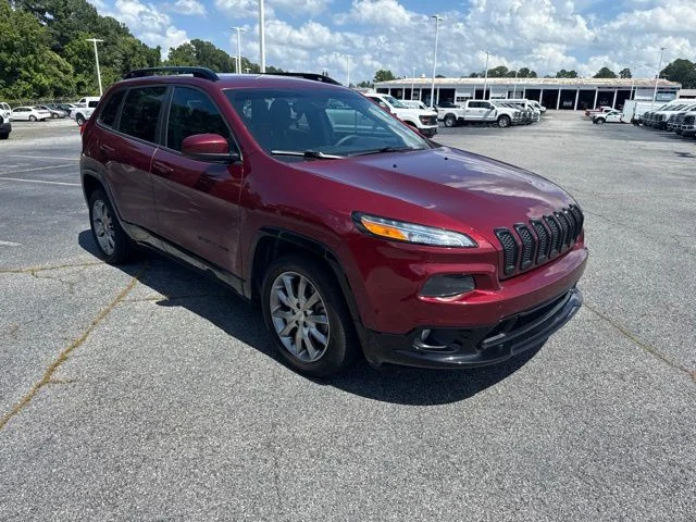 Used 2018 Velvet Red Pearlcoat Jeep Latitude image 1