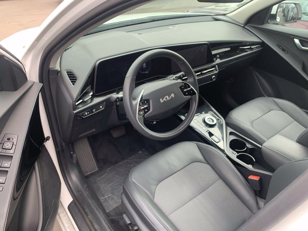 Certified Used 2024 Snow White Pearl Kia Wind image 11