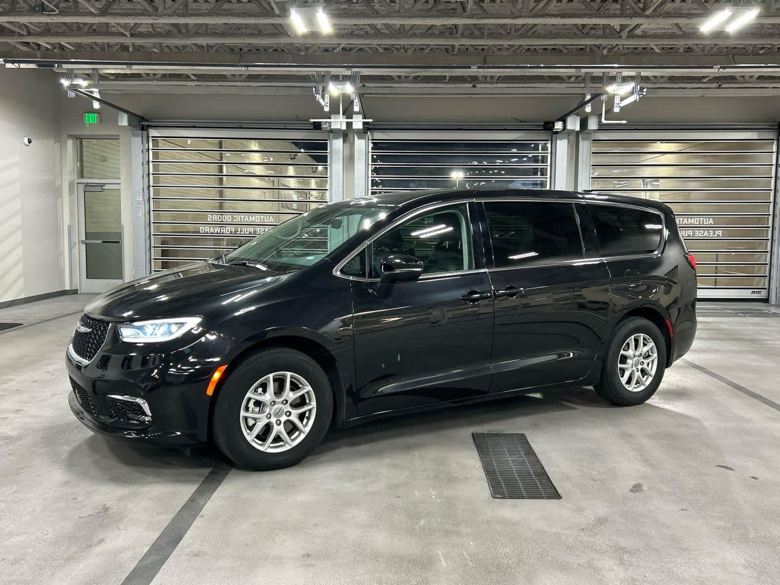 2023 Chrysler Pacifica Touring L's photo