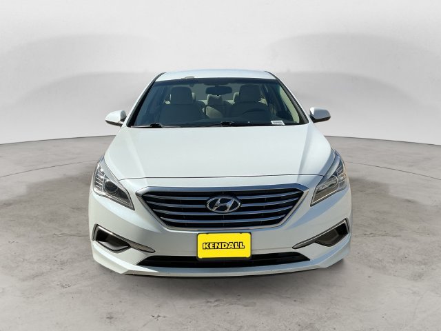 Used 2016 White Hyundai SE image 2
