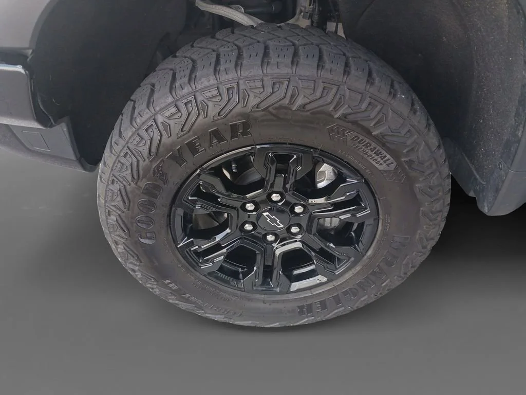Used 2025 Summit White Chevrolet ZR2 image 15