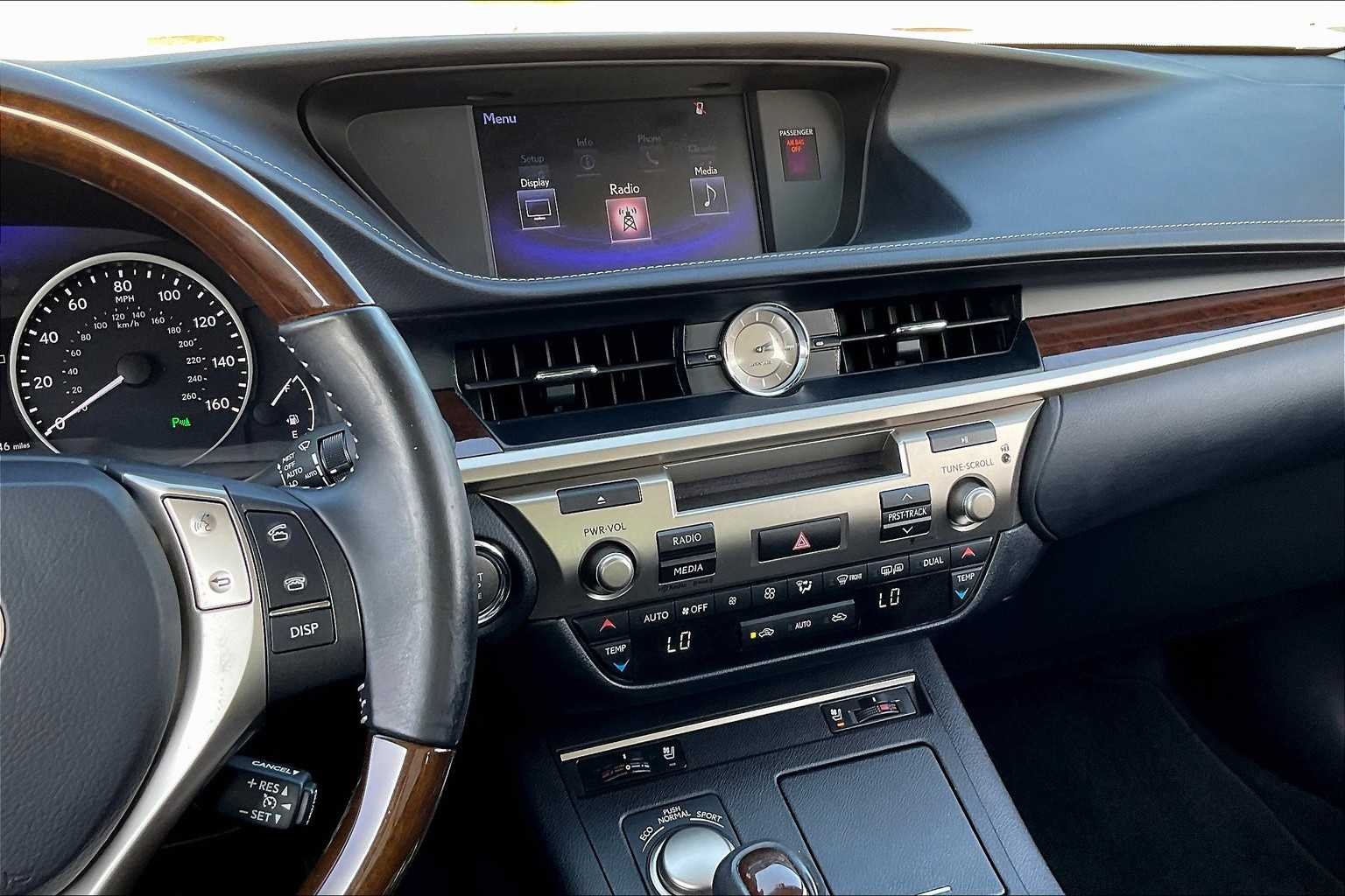 Used 2015 Atomic Silver Lexus  image 6