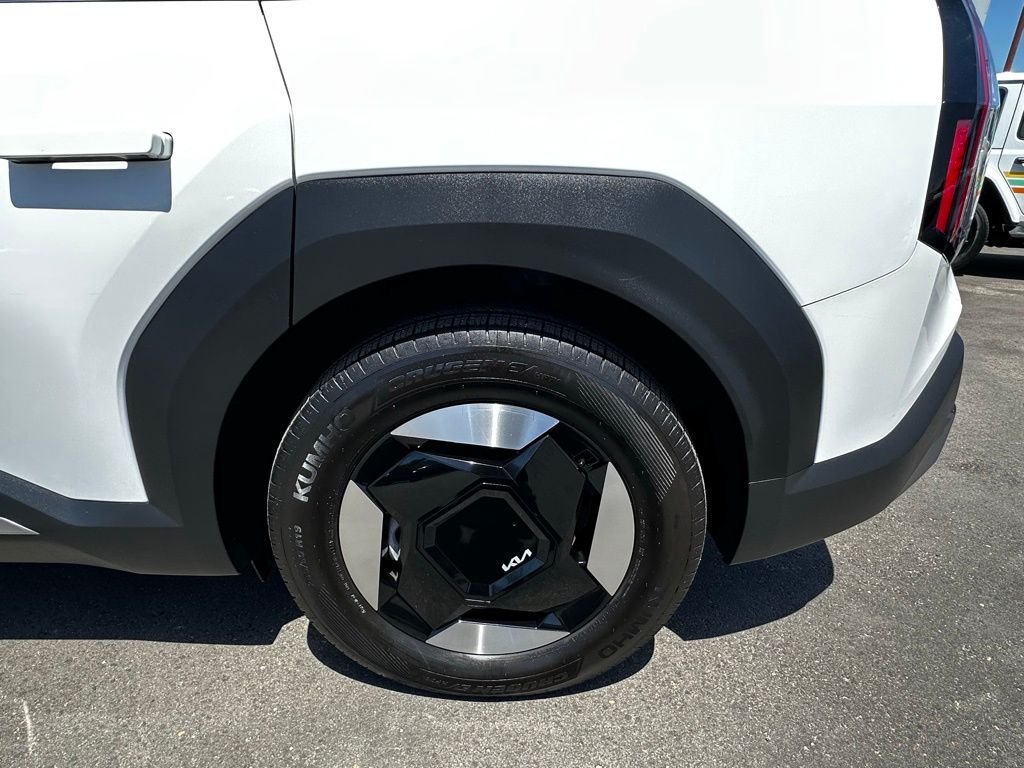 Used 2024 Snow White Pearl Kia Light Long Range image 5