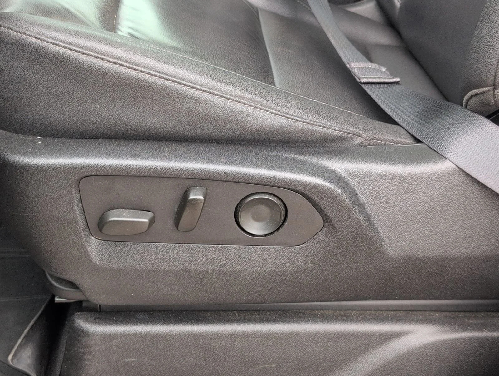 Used 2022 Black Chevrolet Z71 image 14