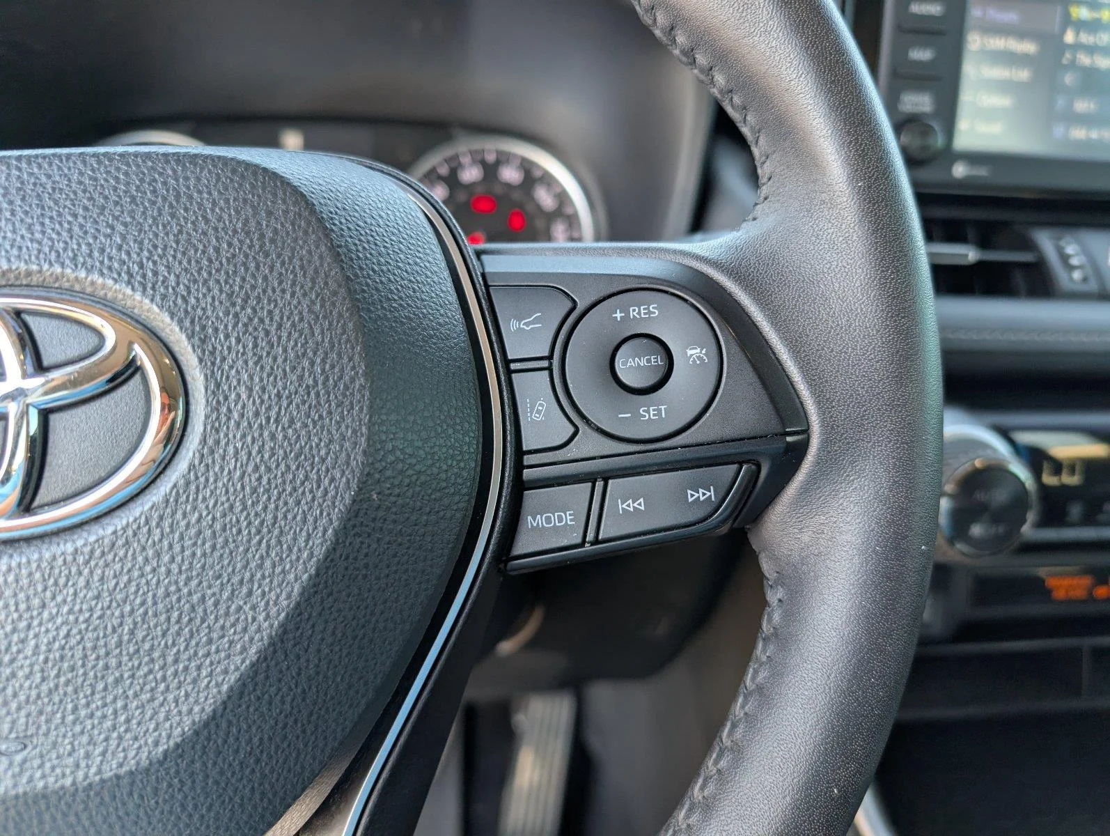 Used 2022 Magnetic Gray Metallic Toyota XLE Premium image 26