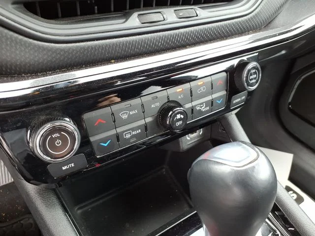 Used 2022 Silver Jeep Latitude image 29