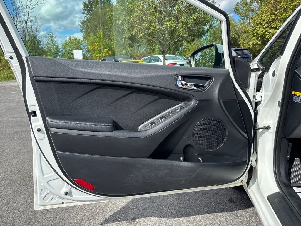 Used 2016 White Kia EX image 20