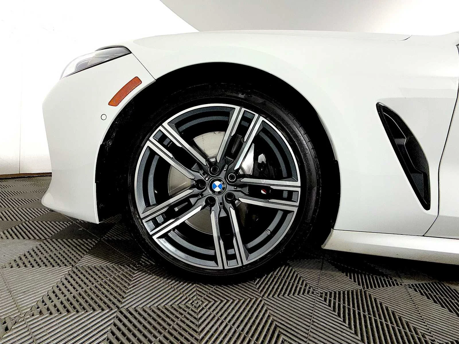 2024 BMW 8 Series M850i - Photo 10