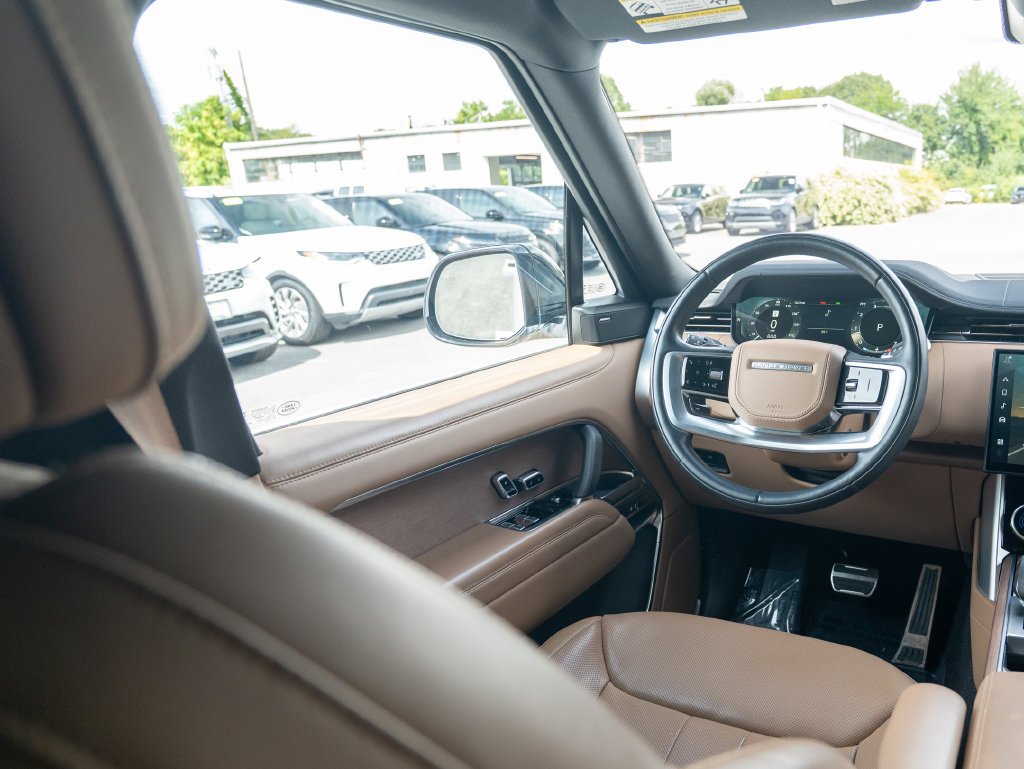 Used 2023 White Land Rover SE image 20