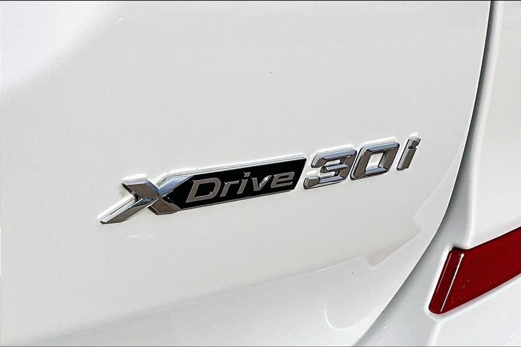 Used 2021 White BMW xDrive30i image 31