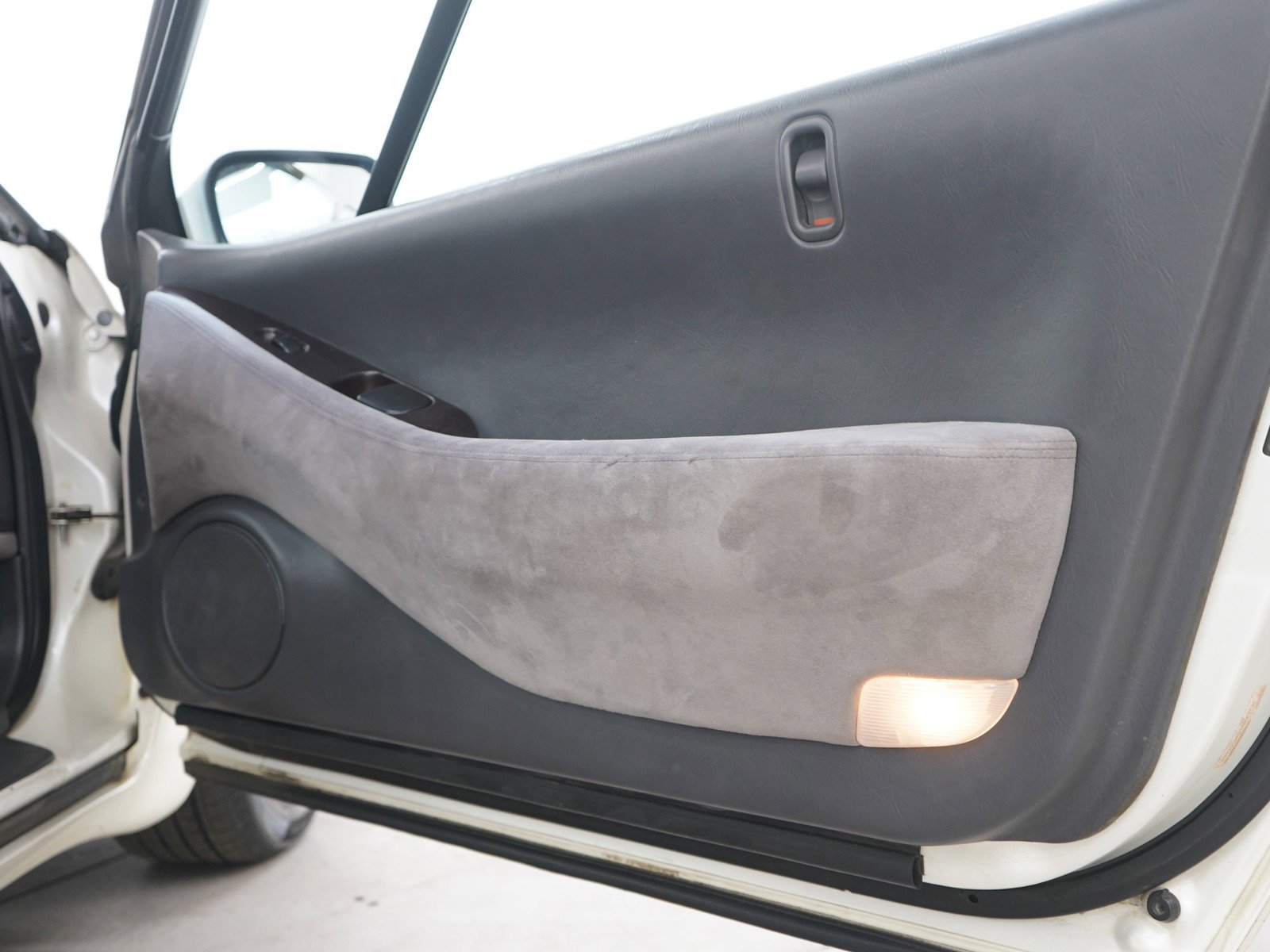 Used 1992 White Subaru  image 9