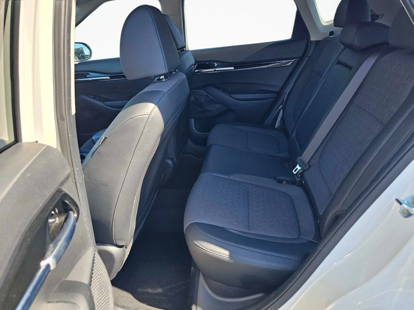 Used 2024 Clear White/Black Roof Kia S image 31
