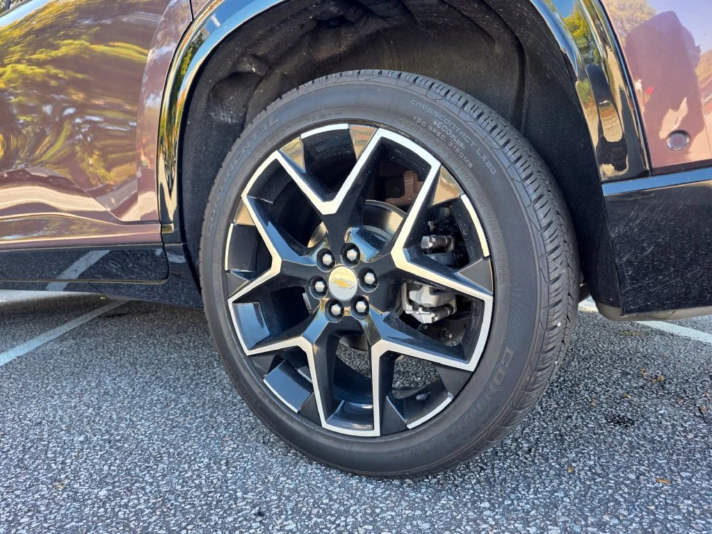 Used 2025 Stardust Metallic Chevrolet High Country image 35