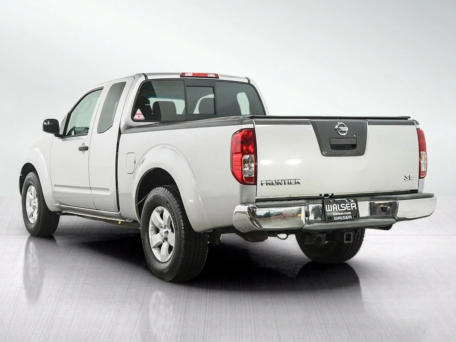 Used 2009 Silver Lightning Metallic Nissan SE image 3