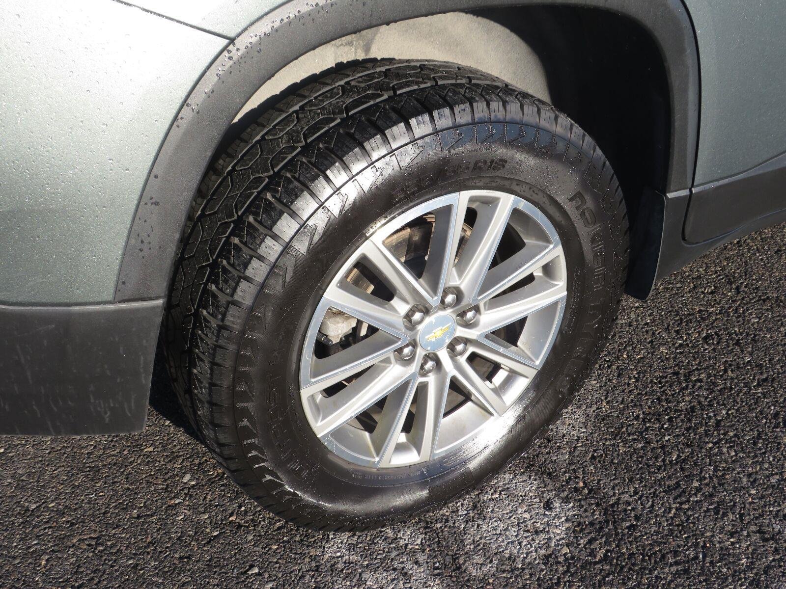 Used 2023 Silver Sage Metallic Chevrolet LT Cloth image 9