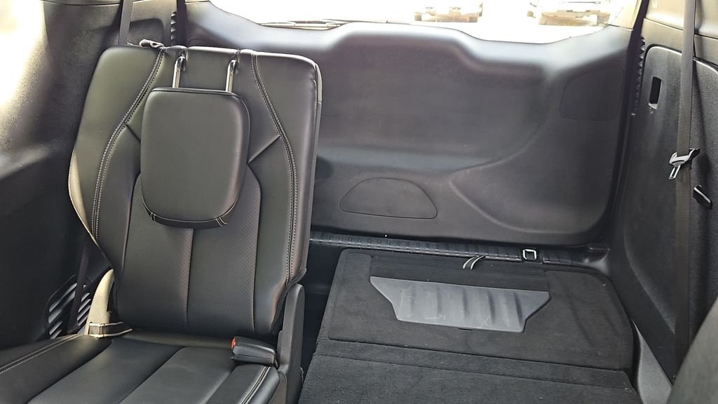 Used 2025 White Chrysler Select image 25