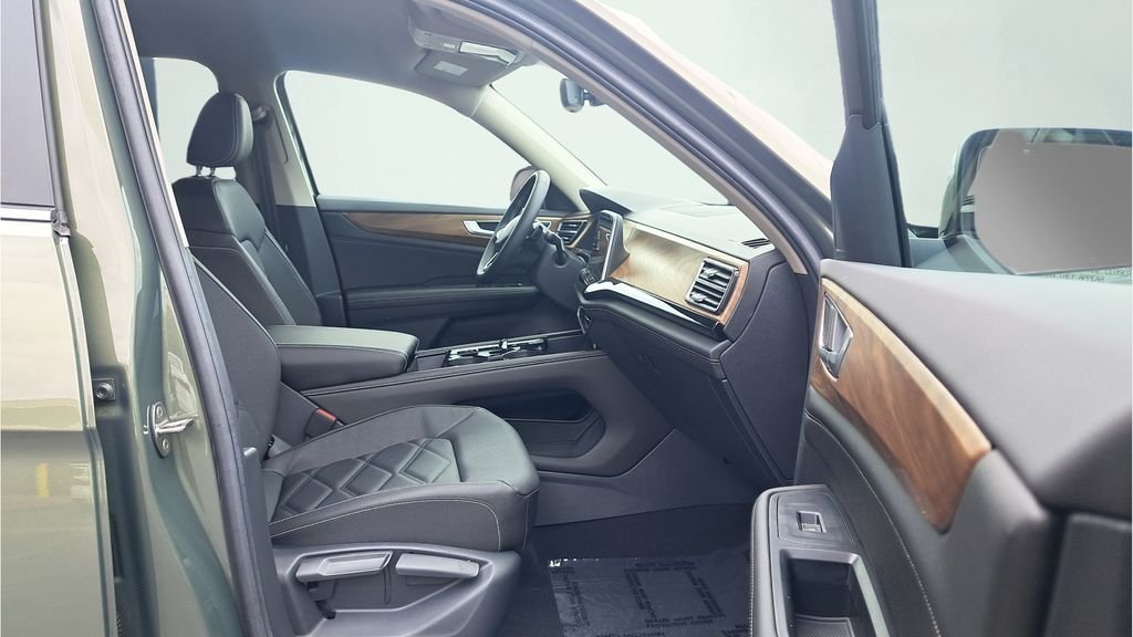 New 2026 Green Volkswagen 2.0T SE w/Technology image 17