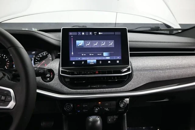 Used 2023 Silver Jeep Latitude image 16