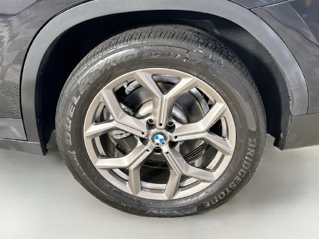Used 2024 Black Sapphire Metallic BMW sDrive30i image 33