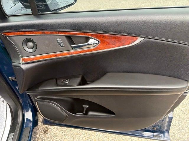 Used 2019 Blue Lincoln Reserve image 22