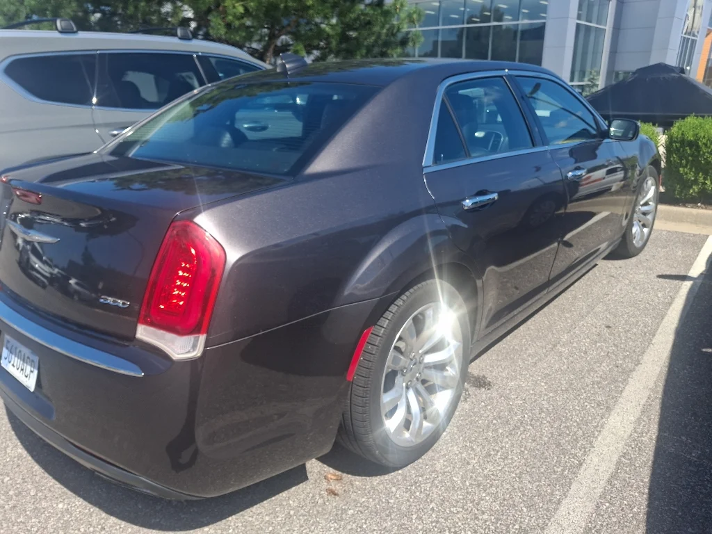 Used 2018 Granite Crystal Metallic Clearcoat Chrysler Limited image 4