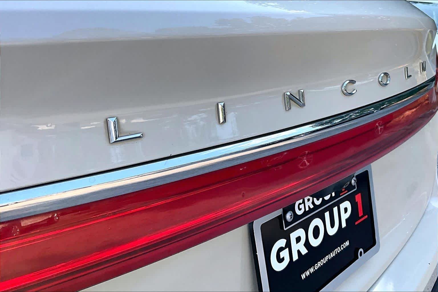Used 2018 Ivory Pearl Lincoln Select image 10