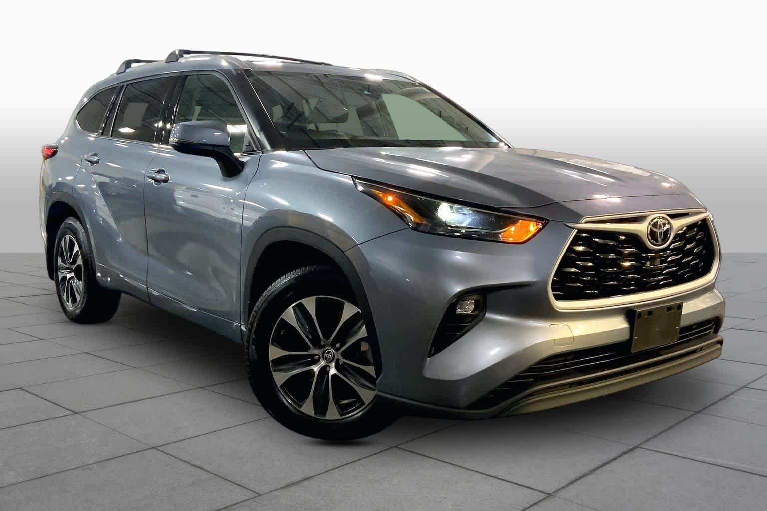 Used 2022 Moon Dust Toyota XLE image 3