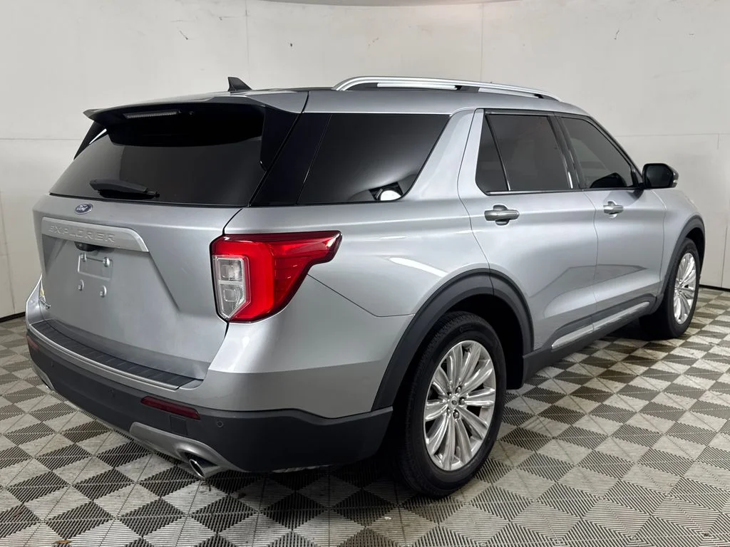 Used 2023 Silver Ford Limited image 3
