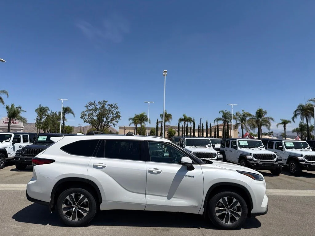Used 2021 White Toyota XLE image 9
