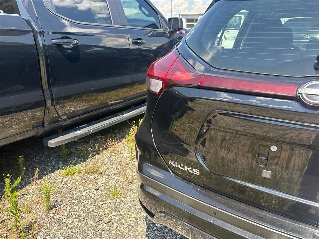 Used 2022 Black Nissan S image 12