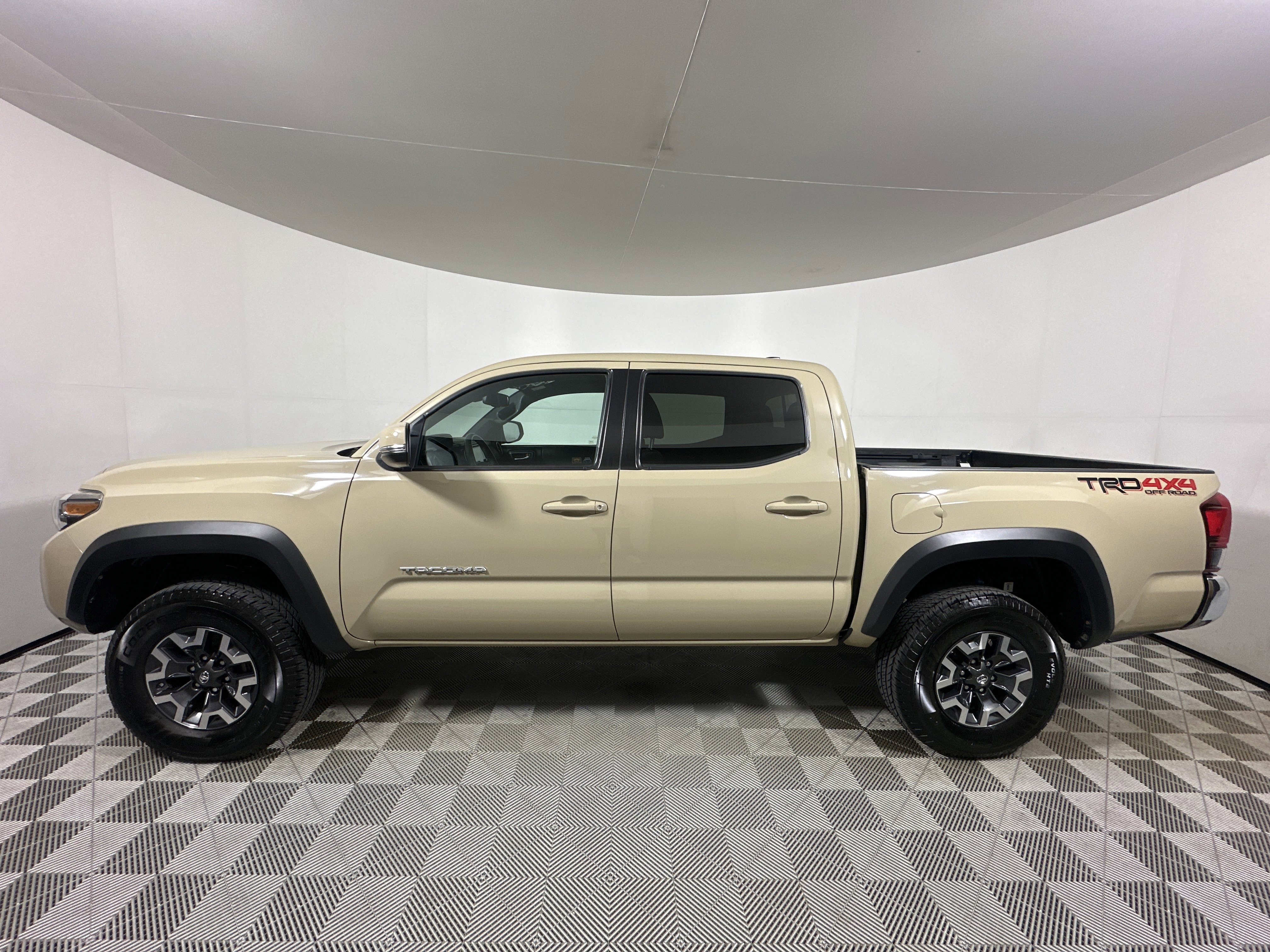 Used 2018  Toyota  image 4