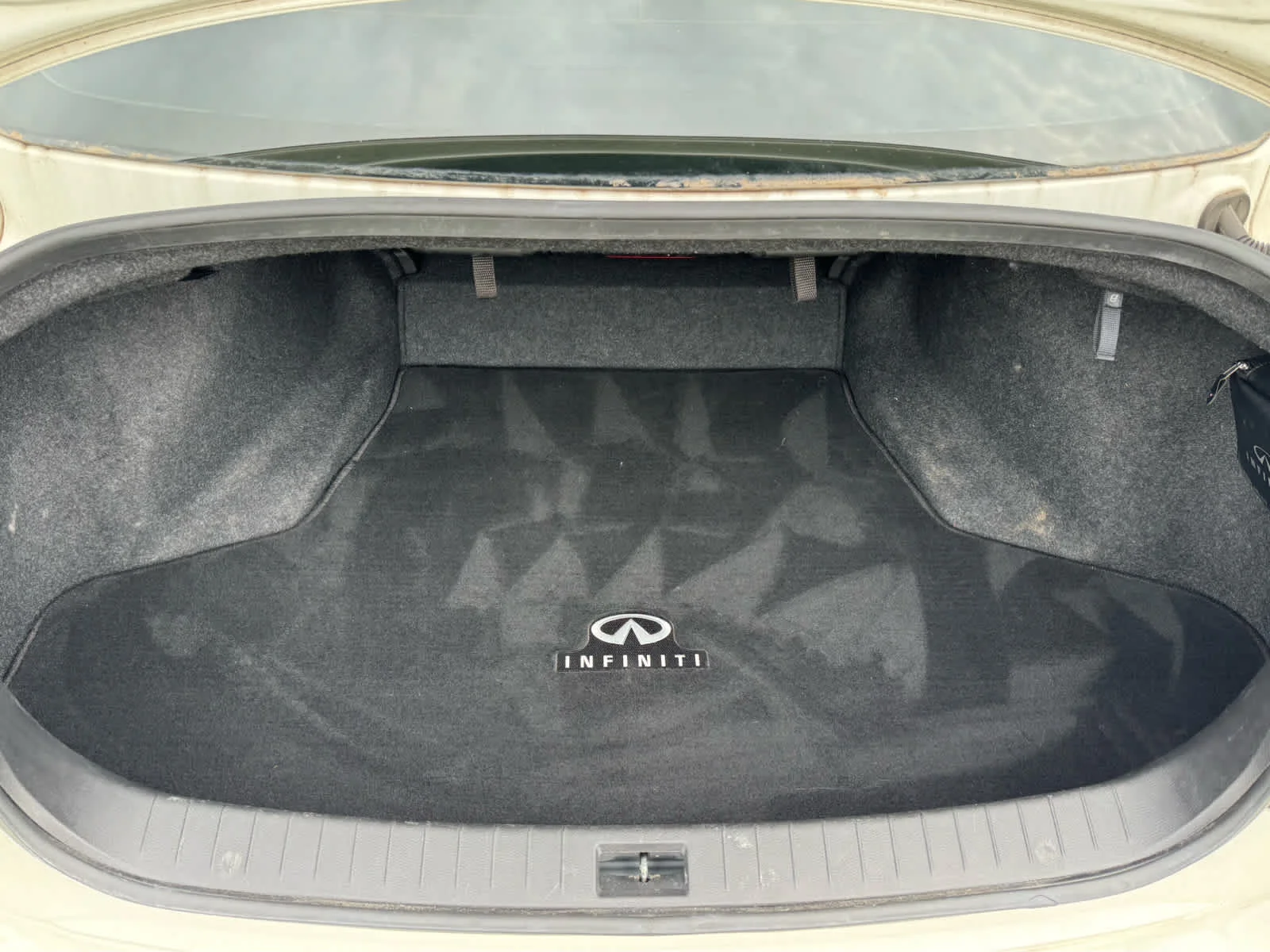 Certified Used 2023 Pure White INFINITI LUXE image 26