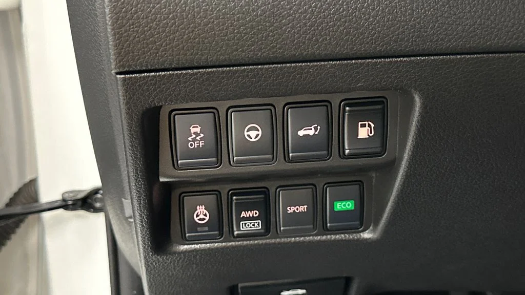 Used 2020 White Nissan SV image 33