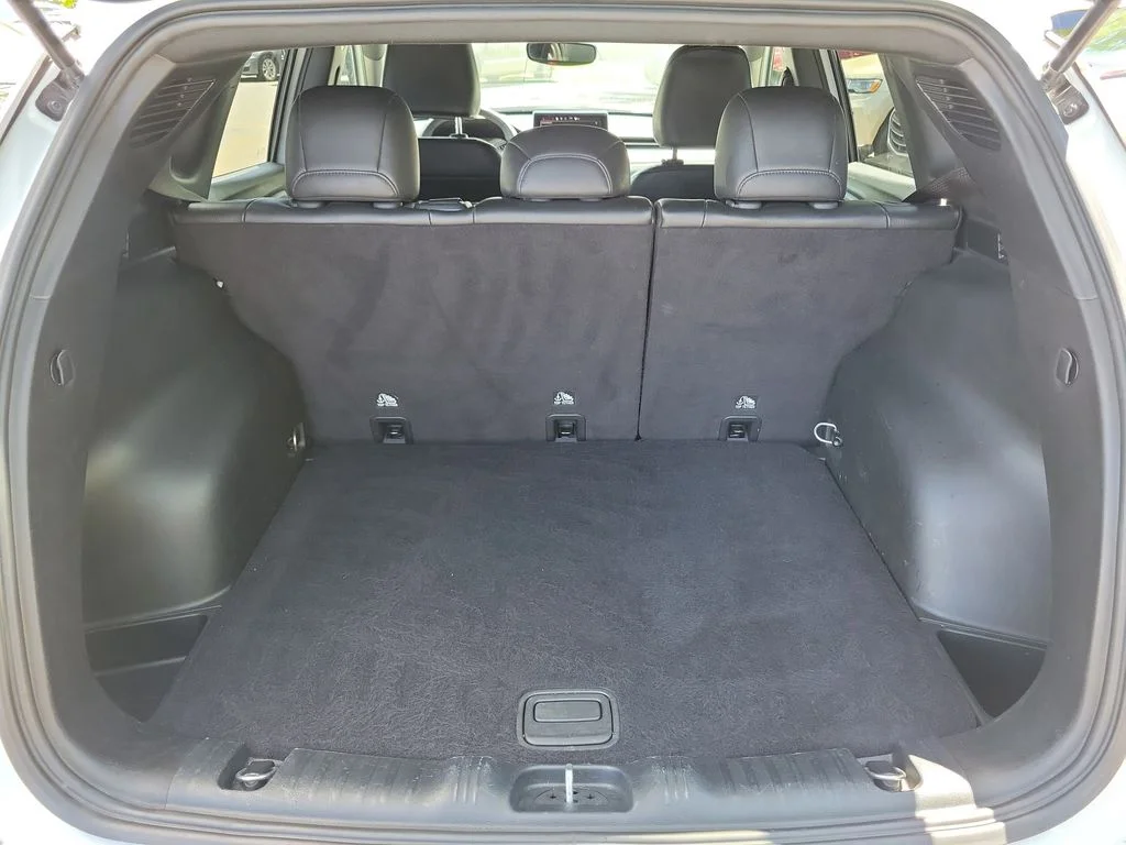 Used 2024 Silver Jeep Latitude image 10