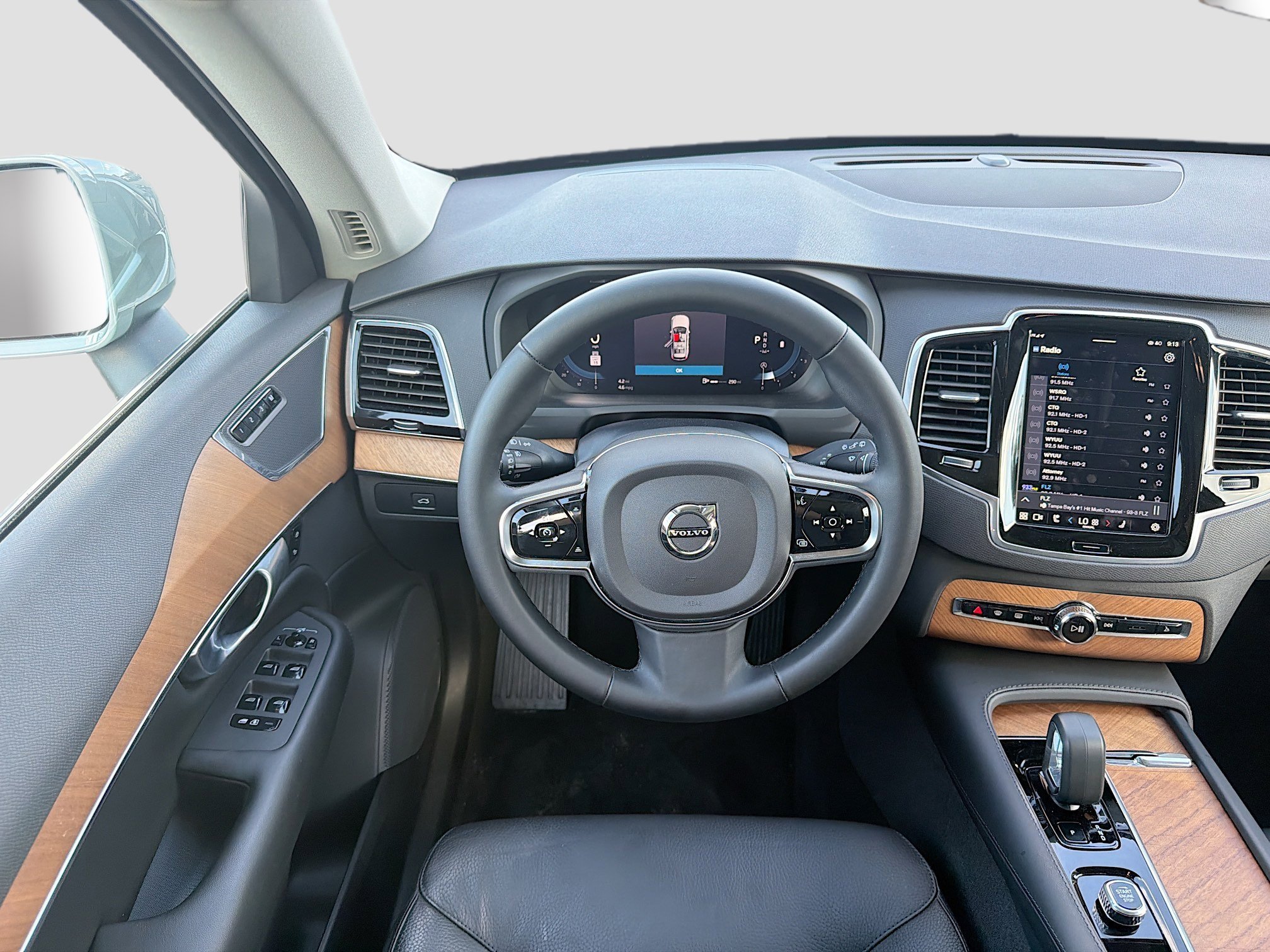 Used 2024 Vapour Gray Metallic Volvo Plus Bright Theme image 17