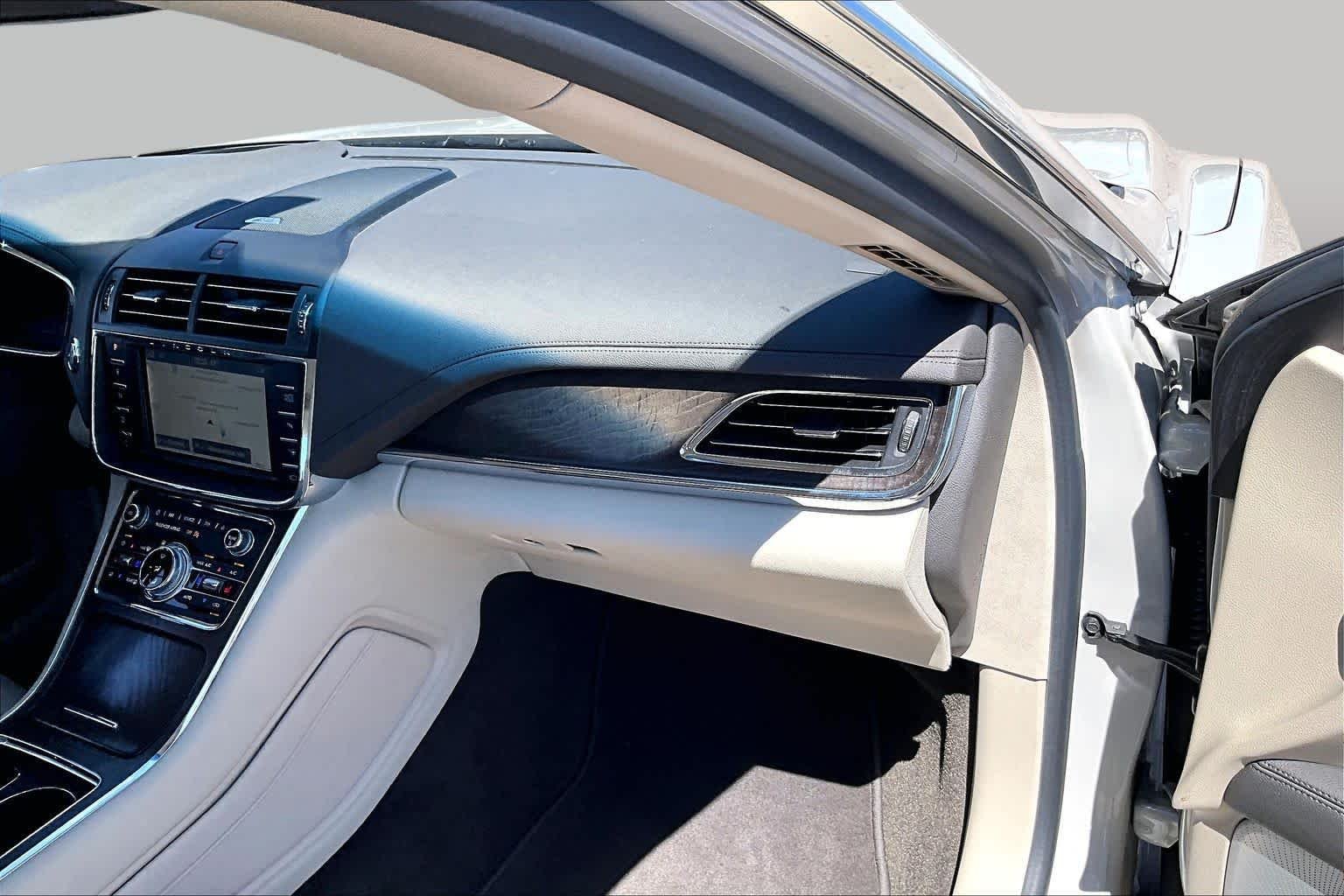 Used 2019 Ceramic Pearl Metallic Lincoln Reserve image 16