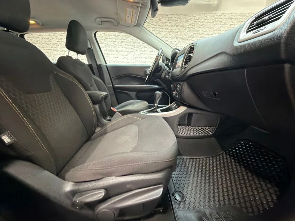 Used 2020 Granite Crystal Metallic Clearcoat Jeep Sport image 12