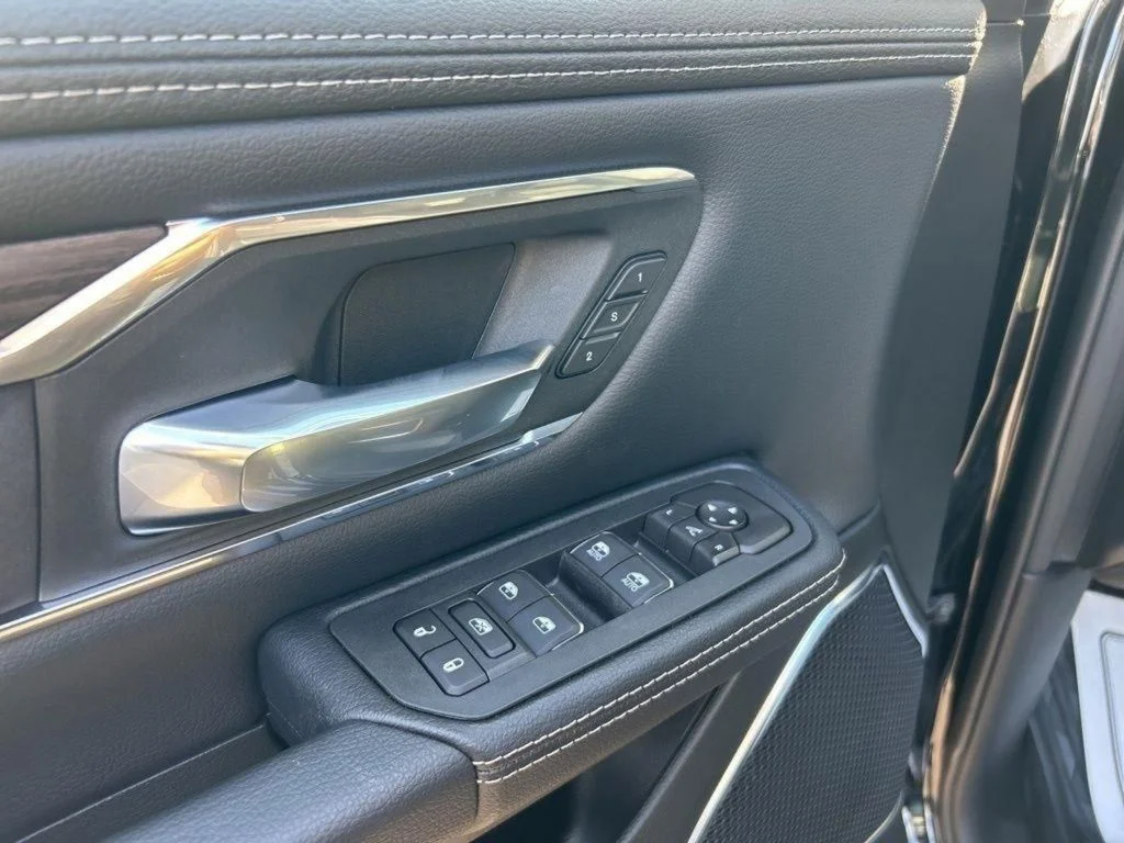 New 2026 Diamond Black Crystal Pearl-Coat Exterior Paint RAM Laramie image 18