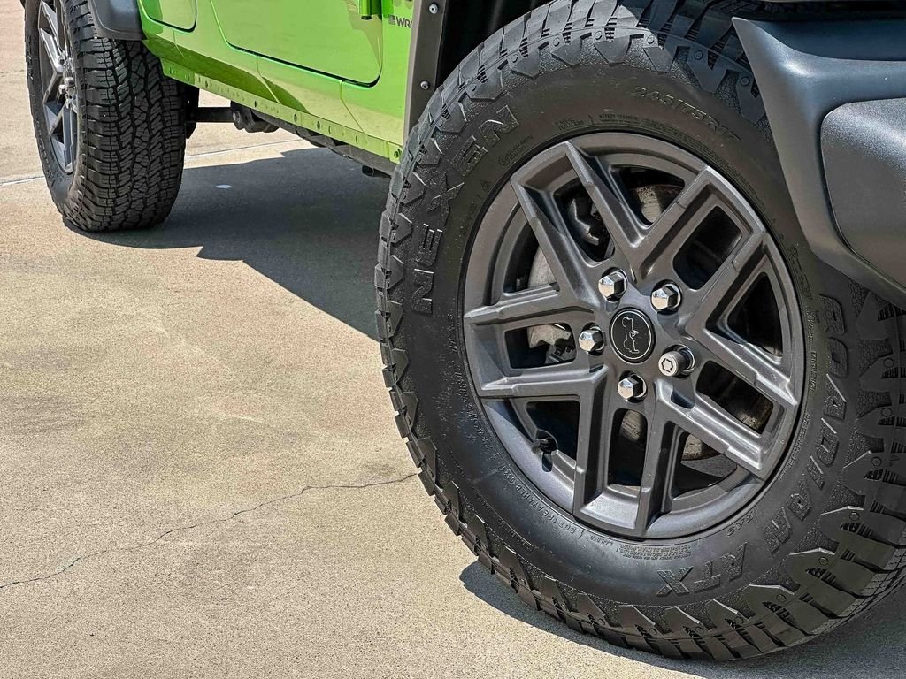 Used 2025 Green Jeep Sport S image 9