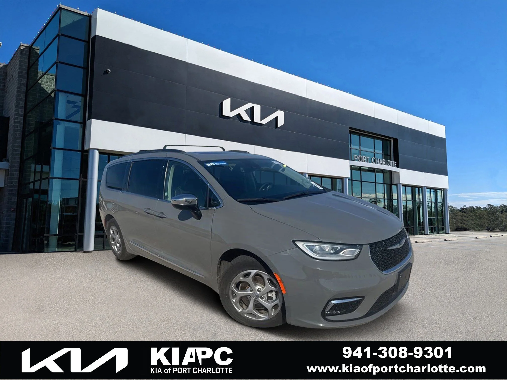 2023 Chrysler Pacifica Limited's photo